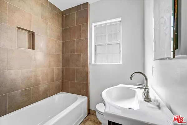 $1,795 | 820 South Grevillea Avenue, Unit B, Inglewood, CA 90301