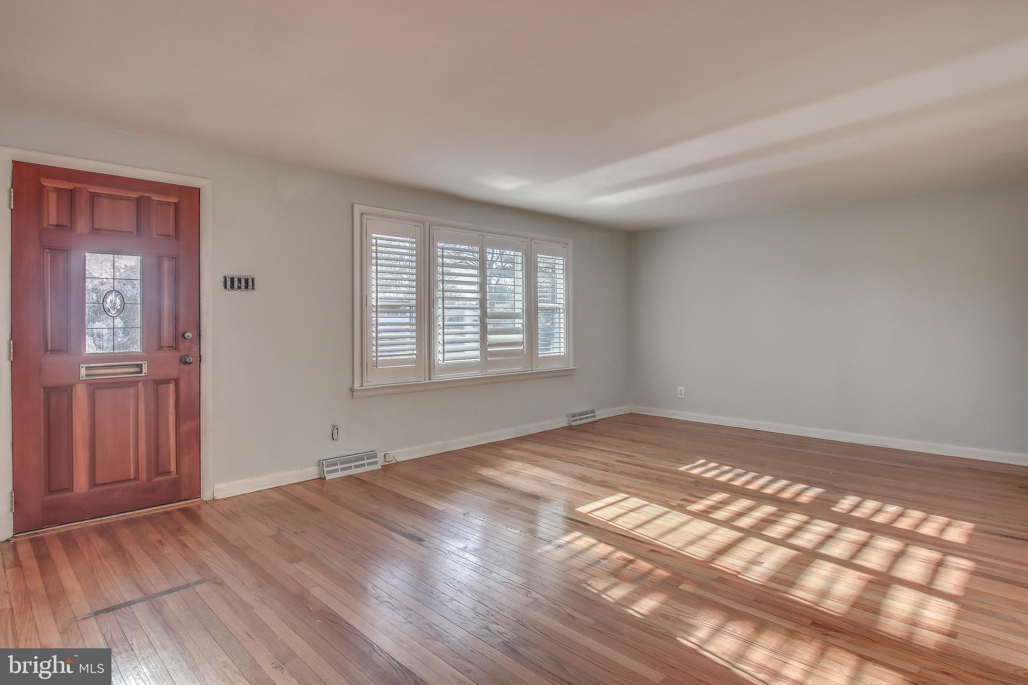 614 Winding Road Horsham, PA 19044 - Photo 10 of 19 Living Room Entry