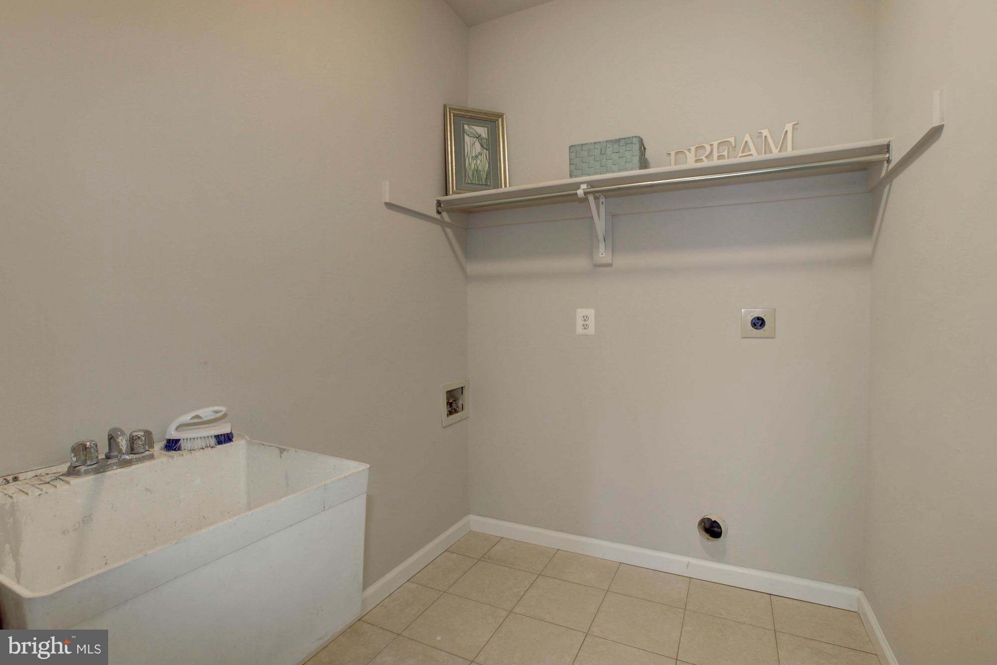 6158 Cobbs Road Alexandria, VA 22310 - Photo 12 of 30 Laundry room on main level