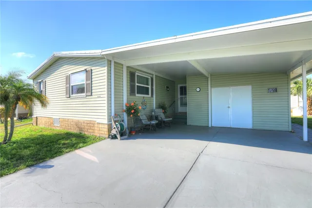 a view of a house with backyard and garden