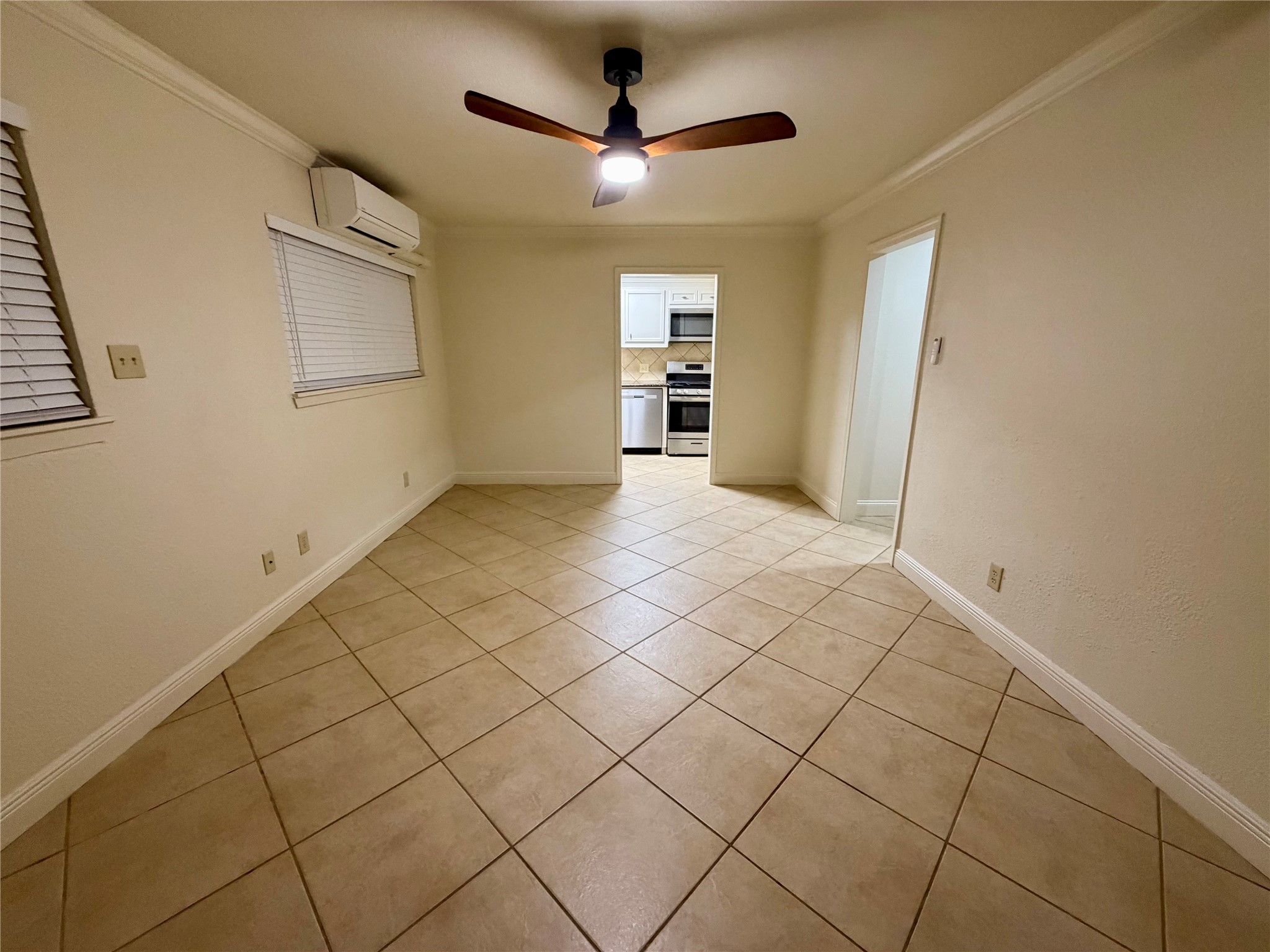 2812 Wichita Street, Unit 6 Houston, TX 77004 - Photo 4 of 15 a view of a livingroom with a ceiling fan and window