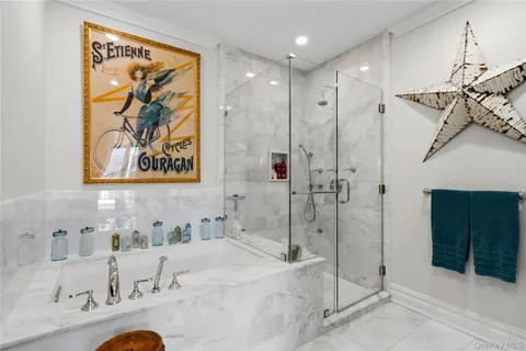 $1,798,000 | 6000 Royal Court, Unit 6202, North Hills, NY 11040