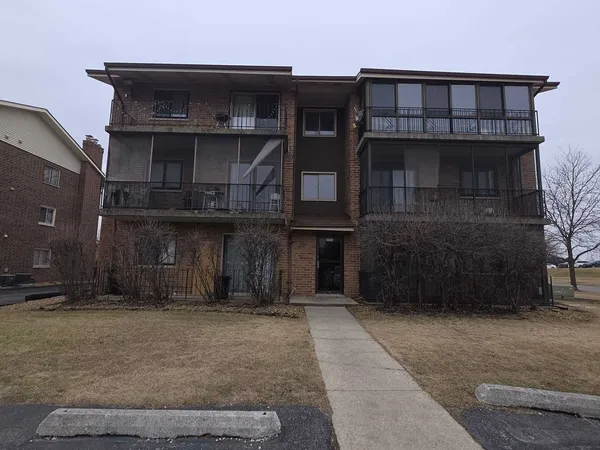 $2,300 | 9950 Treetop Drive, Unit 340S, Orland Park, IL 60462