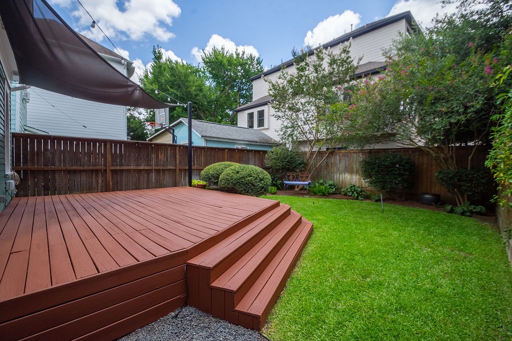 3909 Barnes Street Houston, TX 77007 - Photo 20 of 22 This yard is just amazing. Come and check in out today