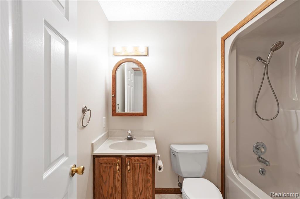 1674 North Hacker Road Howell, MI 48843 - Photo 18 of 40