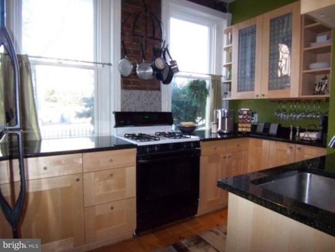333 E Street Southeast Washington, DC 20003 - Photo 10 of 11 Kitchen #2