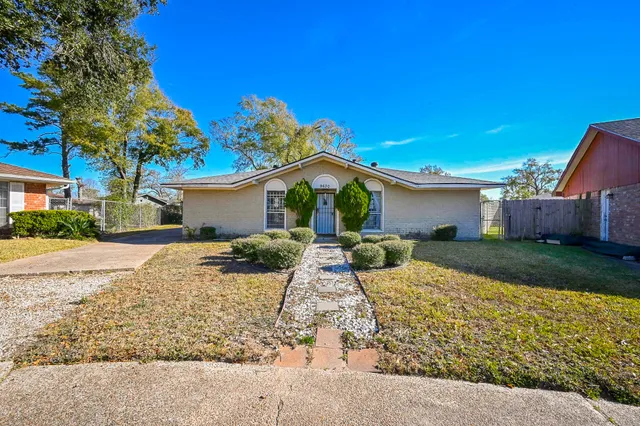 $1,950 | 9630 Glenwood Forest Drive, Houston, TX 77078