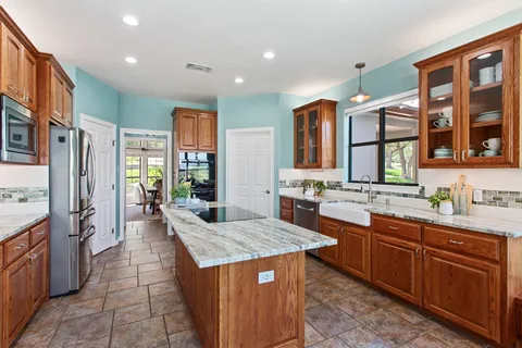 $975,000 | 1121 Kings Cove Drive, Canyon Lake, TX 78133