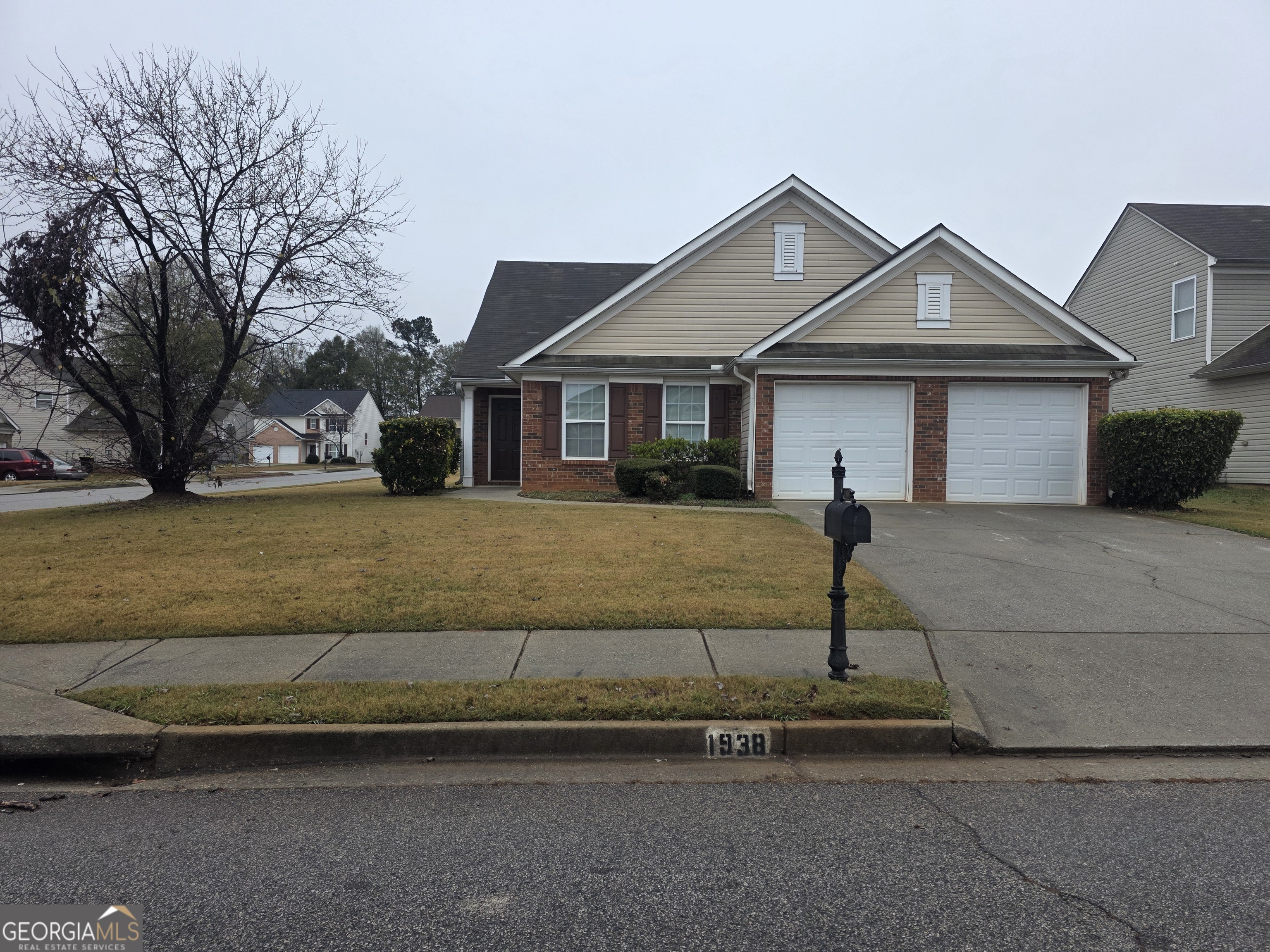 a view of a house with a yard