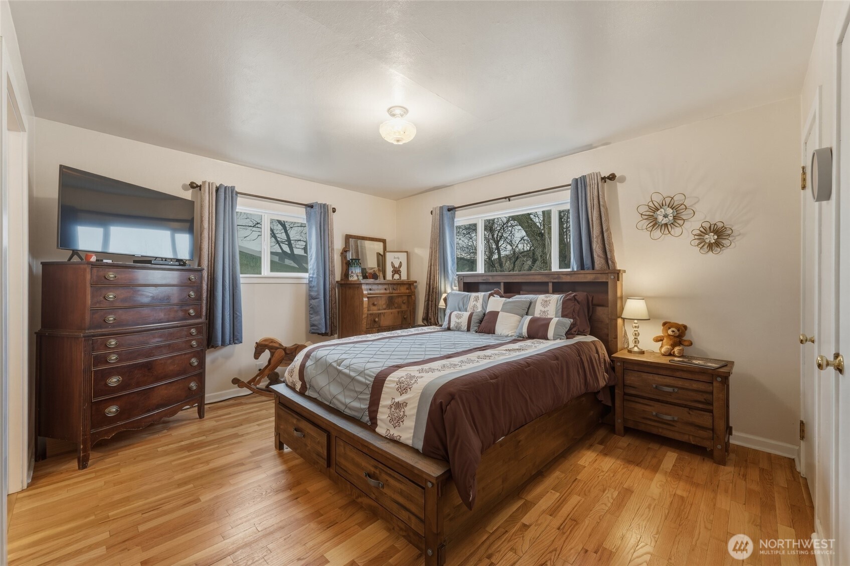 315 Thorn Hollow Road Dayton, WA 99328 - Photo 12 of 40 a bedroom with a bed and a dresser