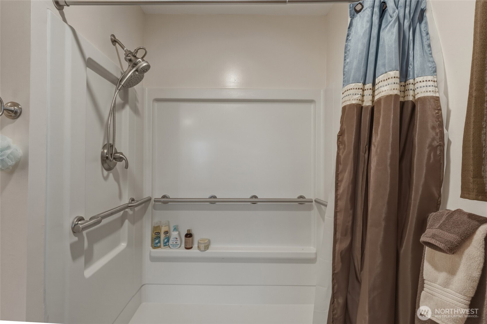315 Thorn Hollow Road Dayton, WA 99328 - Photo 15 of 40 a bathroom with a bathtub and a shower