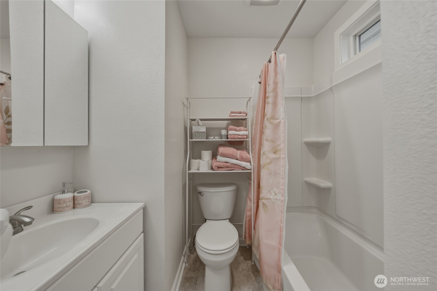 315 Thorn Hollow Road Dayton, WA 99328 - Photo 18 of 40 a bathroom with a toilet sink and shower