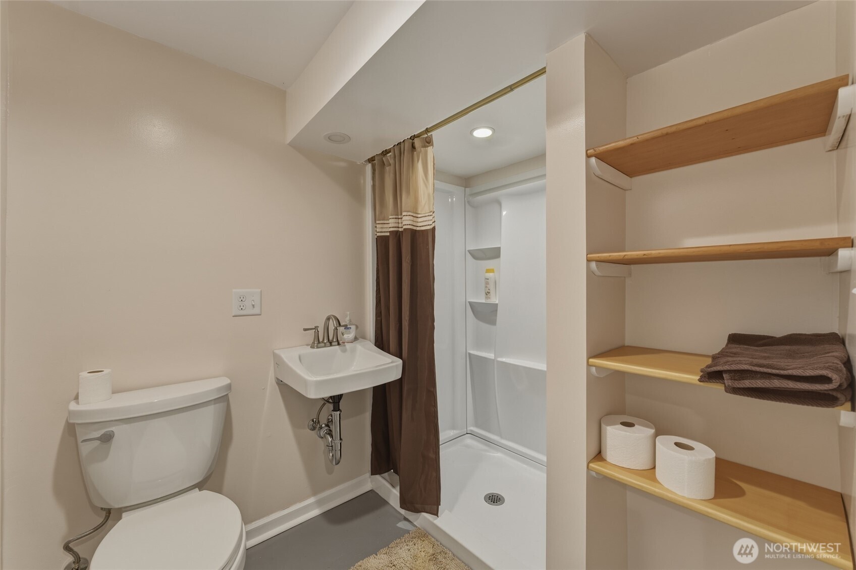 315 Thorn Hollow Road Dayton, WA 99328 - Photo 28 of 40 a bathroom with a toilet sink and mirror