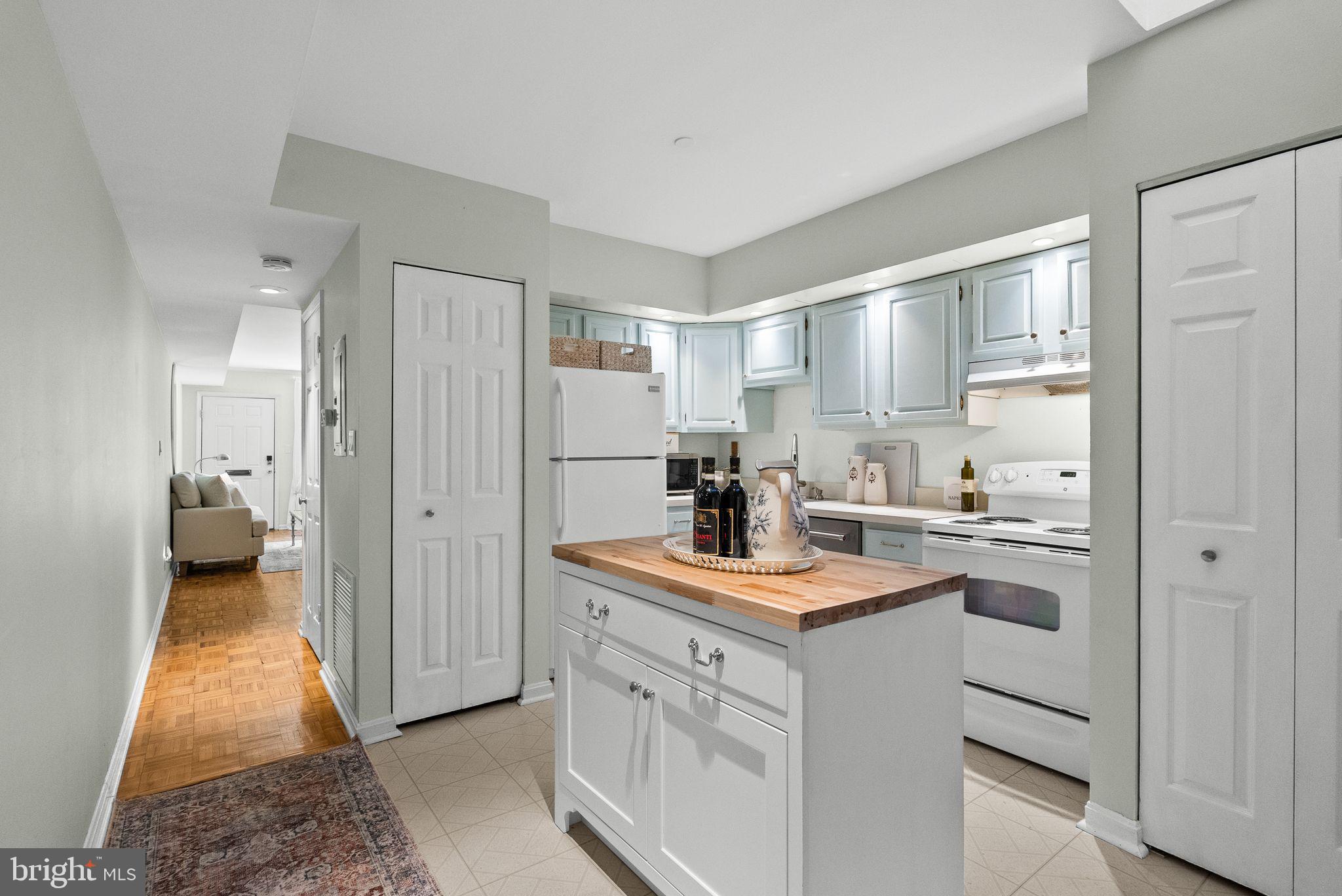1047 Paper Mill Court, Unit 1047 Washington, DC 20007 - Photo 11 of 29 Kitchen
