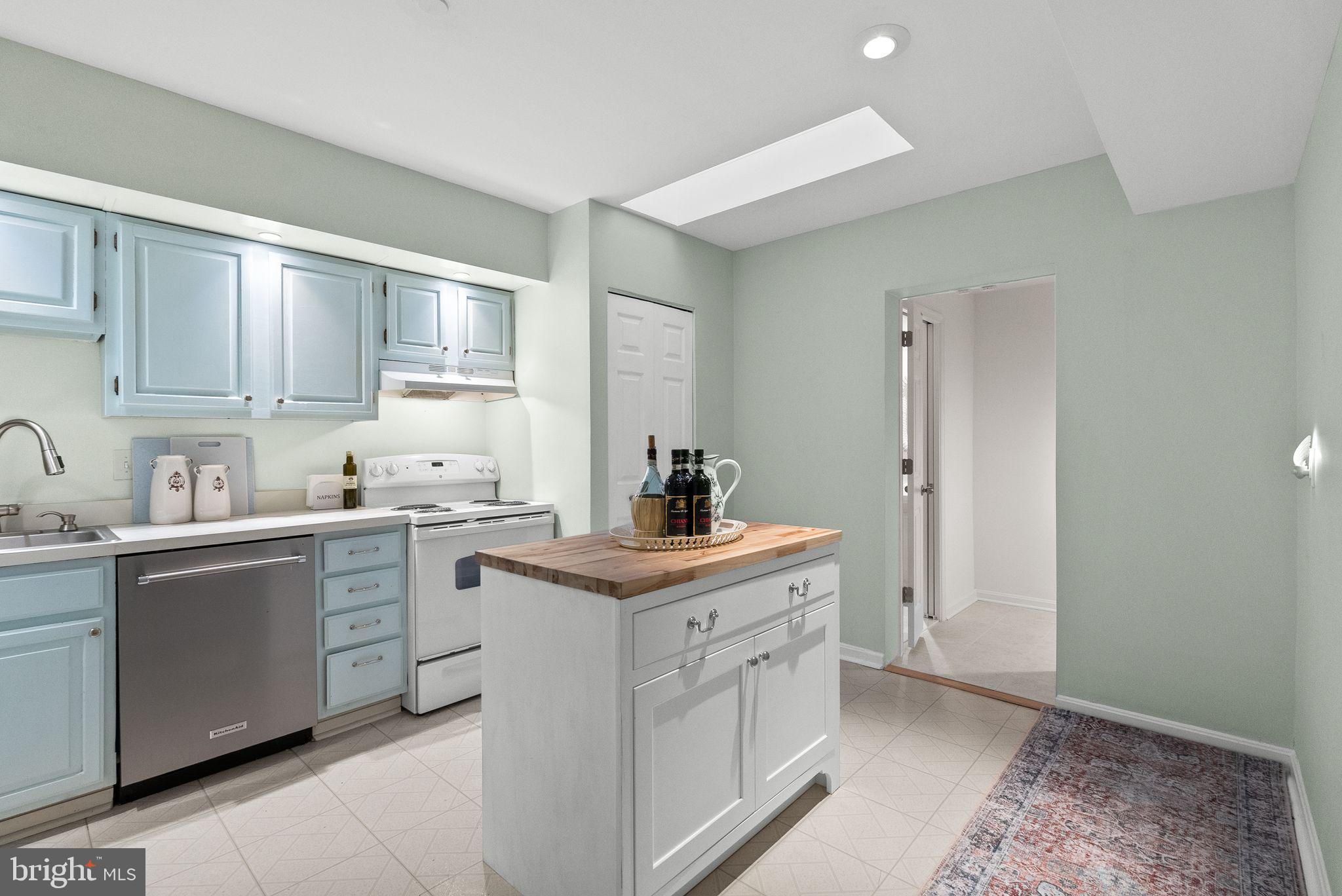 1047 Paper Mill Court, Unit 1047 Washington, DC 20007 - Photo 9 of 29 Eat-in kitchen