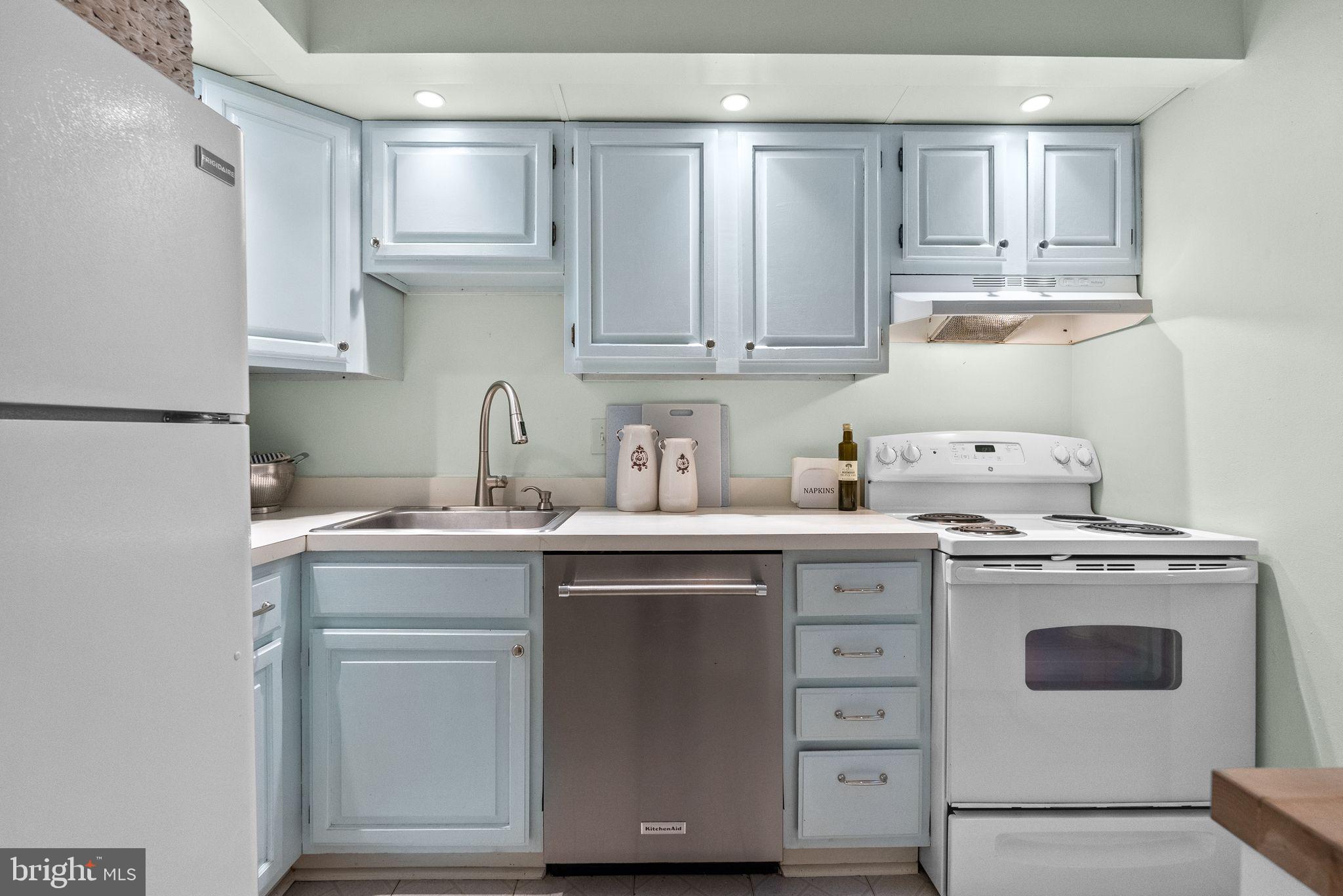 1047 Paper Mill Court, Unit 1047 Washington, DC 20007 - Photo 10 of 29 Kitchen