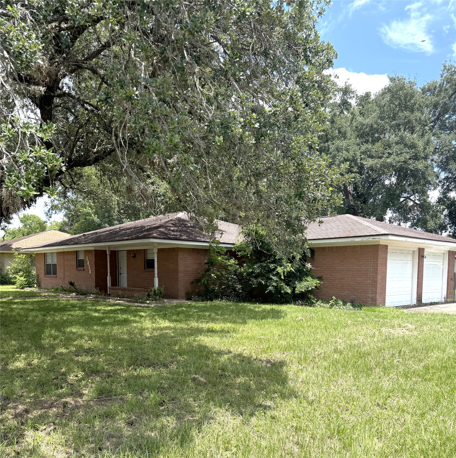 1036 8th Street Hempstead, TX 77445 - Photo 4 of 27 front with double garage