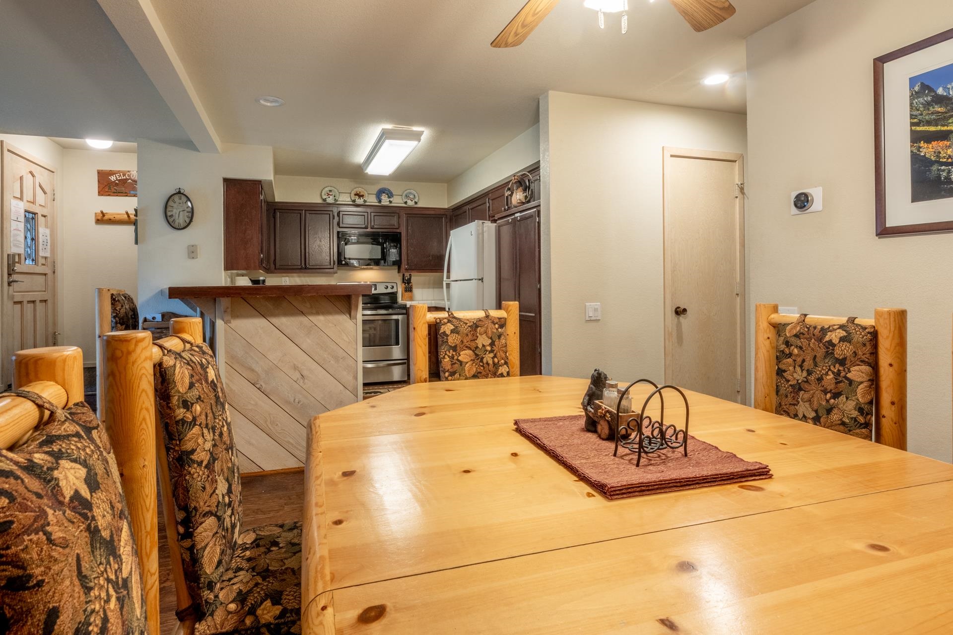 613 Golden Creek Road, Unit 613 Mammoth Lakes, CA 93546 - Photo 11 of 24 Dining area with ceiling fan and recessed lighting
