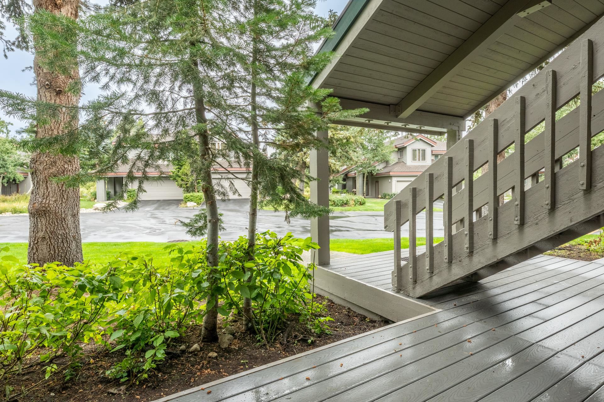 613 Golden Creek Road, Unit 613 Mammoth Lakes, CA 93546 - Photo 23 of 24 View of wooden porch