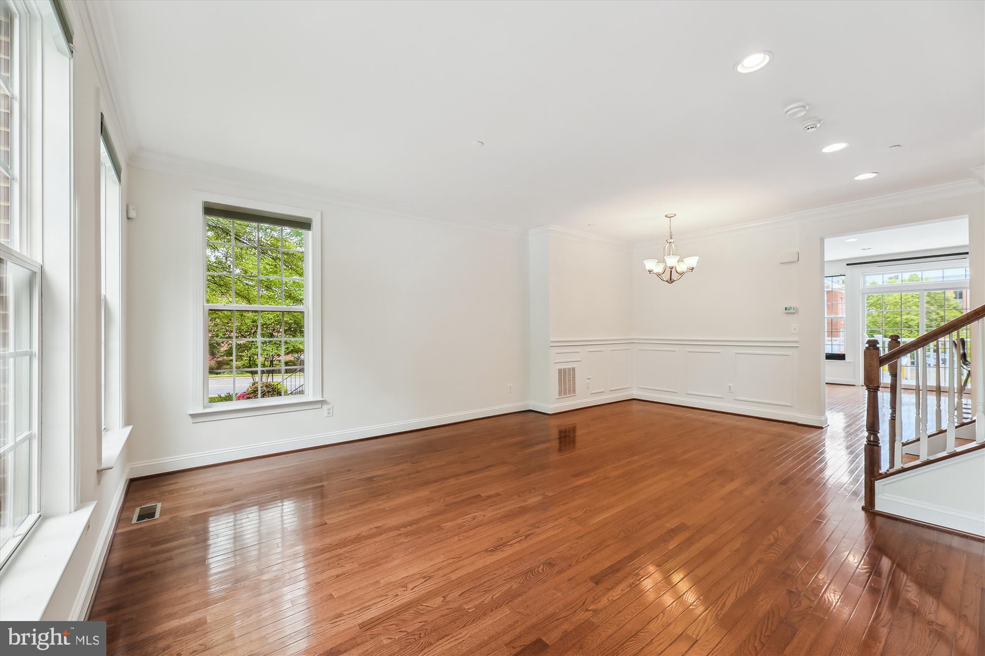 3905 Chain Bridge Road Fairfax, VA 22030 - Photo 3 of 36 Living Room