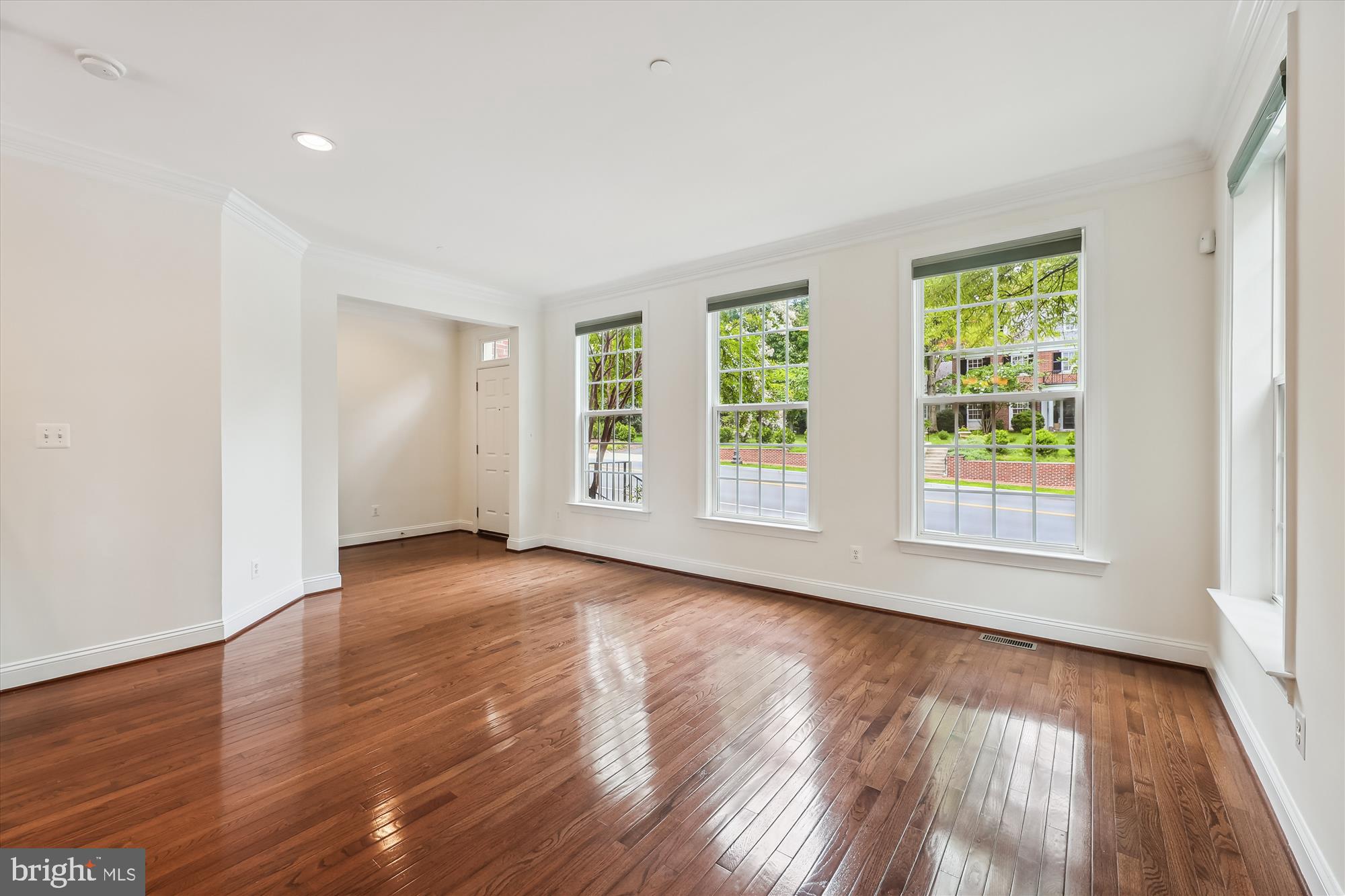 3905 Chain Bridge Road Fairfax, VA 22030 - Photo 4 of 36 Living Room