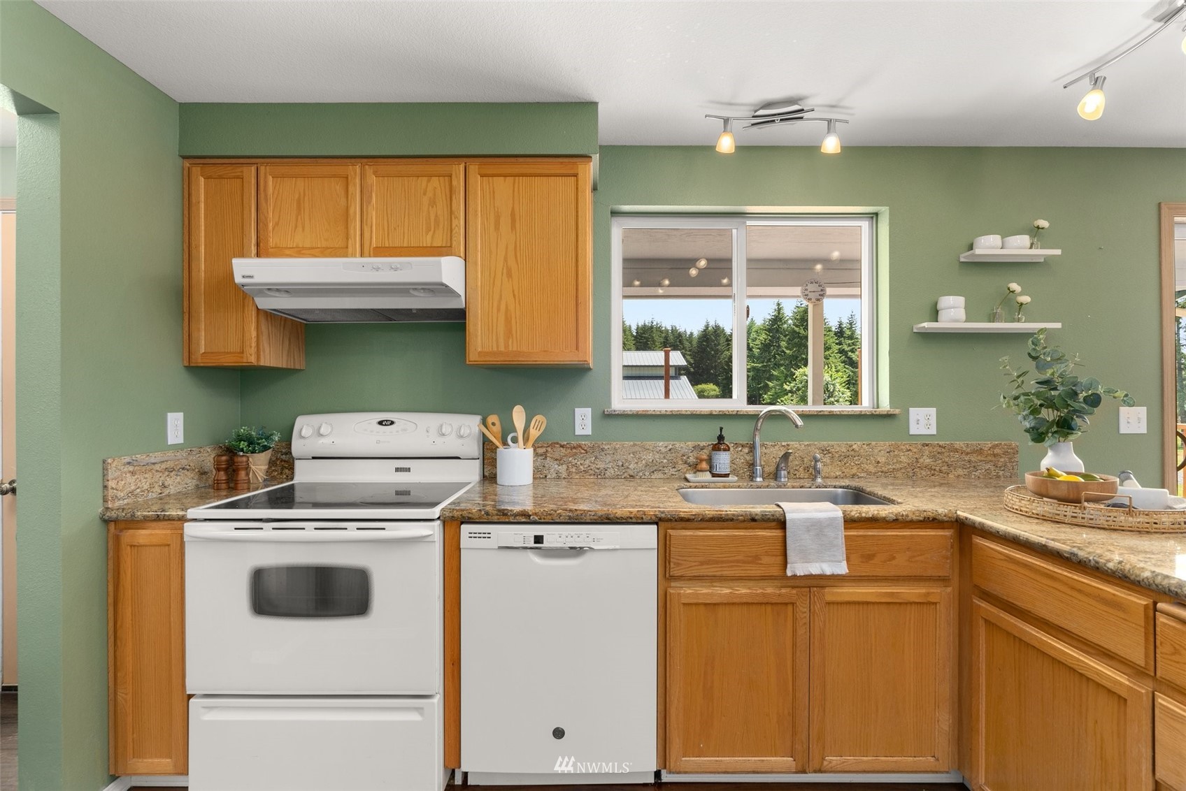 320 Tennessee Road Winlock, WA 98596 - Photo 12 of 40 a kitchen with appliances cabinets and a sink