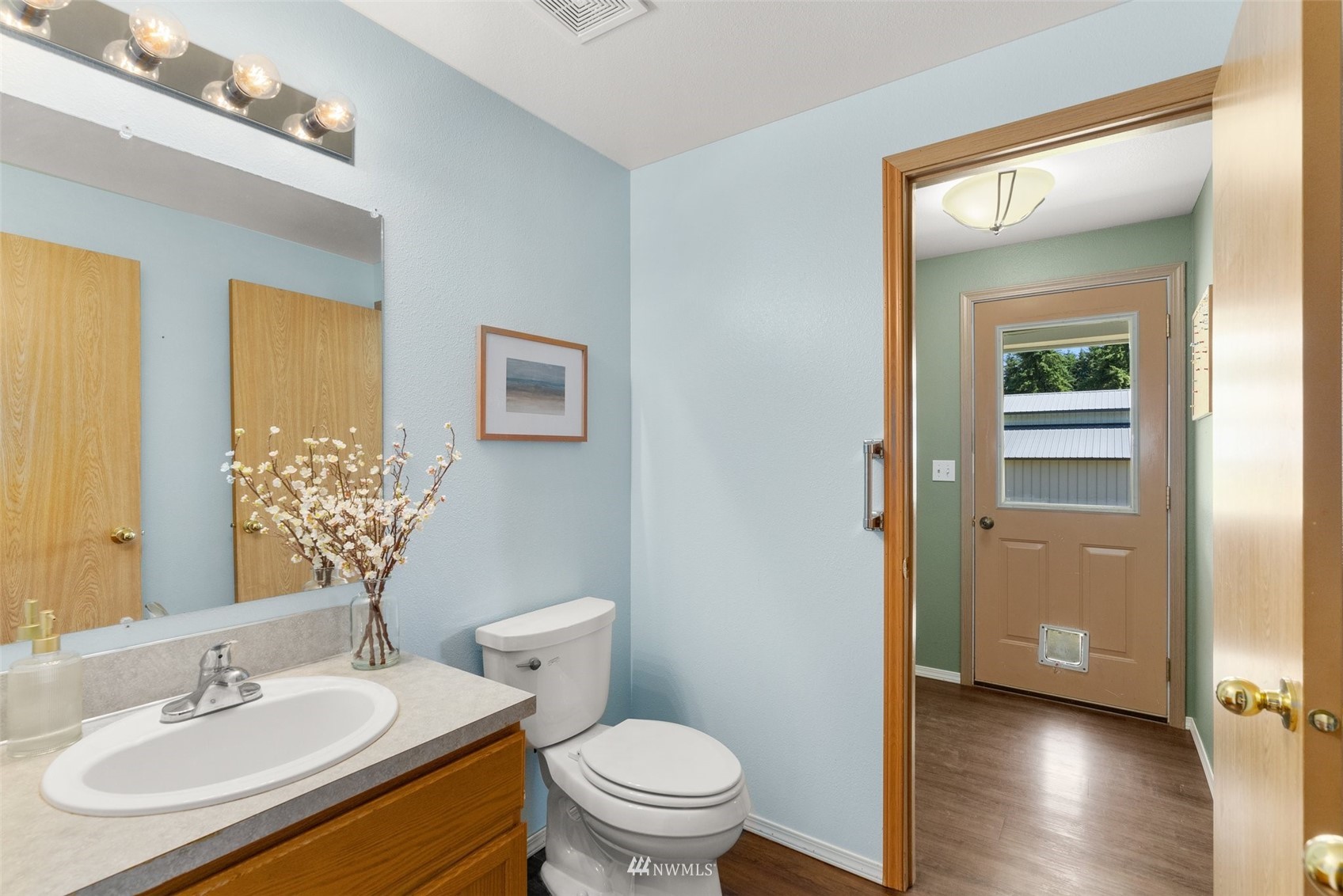 320 Tennessee Road Winlock, WA 98596 - Photo 19 of 40 a bathroom with a sink a toilet a shower and a mirror