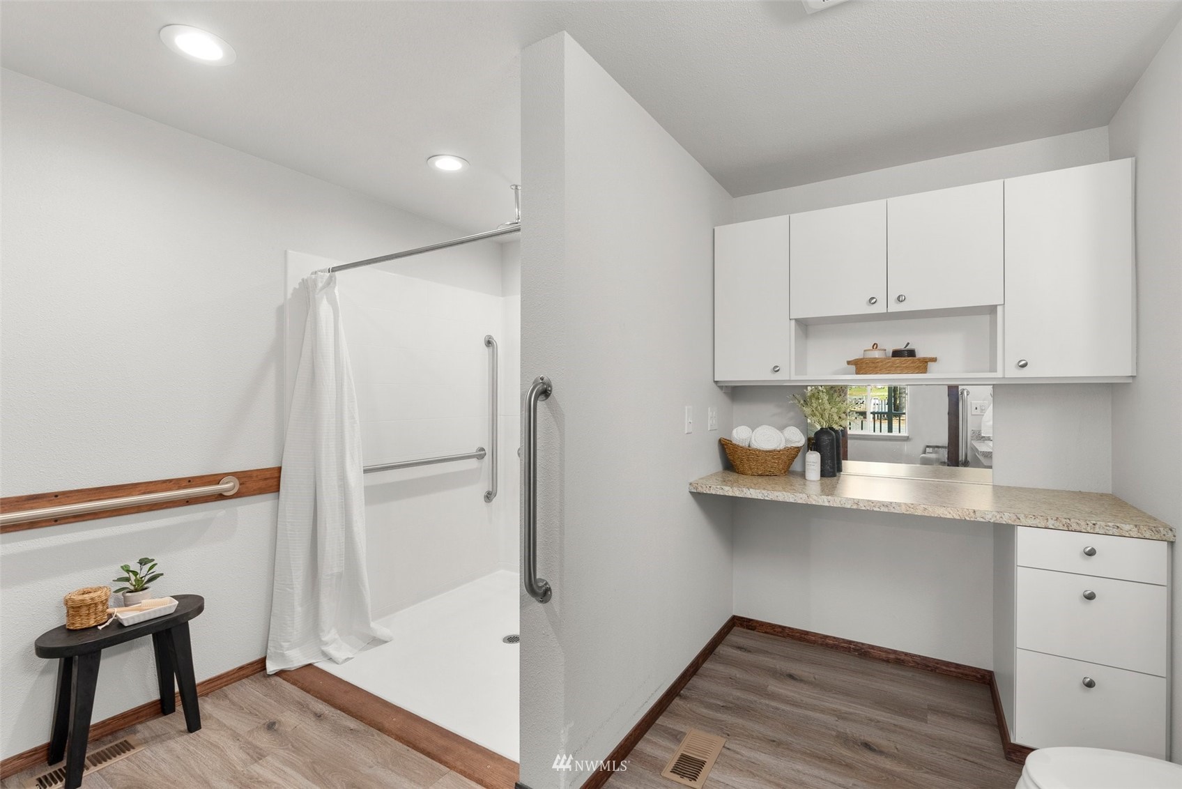 320 Tennessee Road Winlock, WA 98596 - Photo 20 of 40 a kitchen with stainless steel appliances a refrigerator and wooden floor