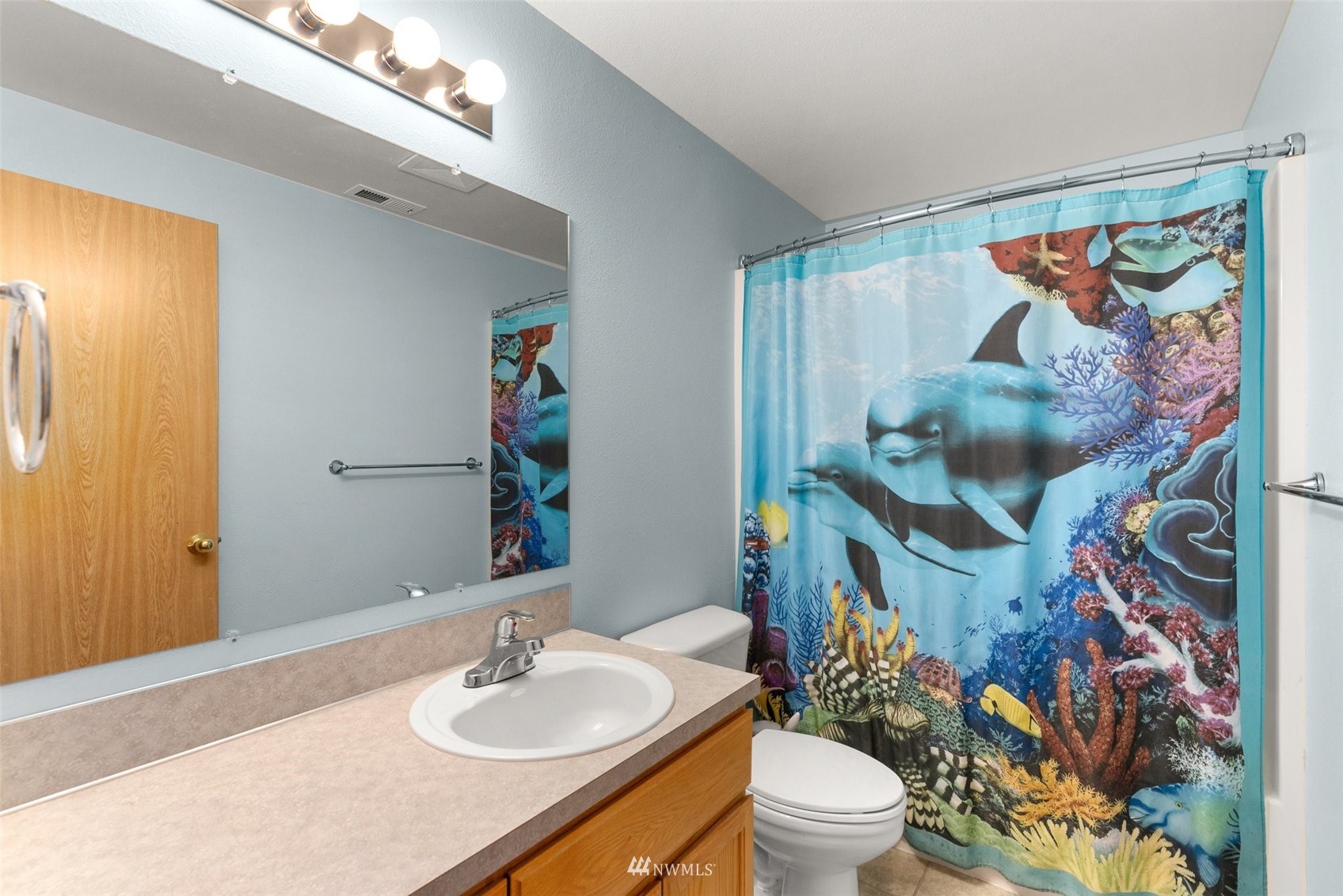 320 Tennessee Road Winlock, WA 98596 - Photo 26 of 40 a bathroom with a sink and a mirror