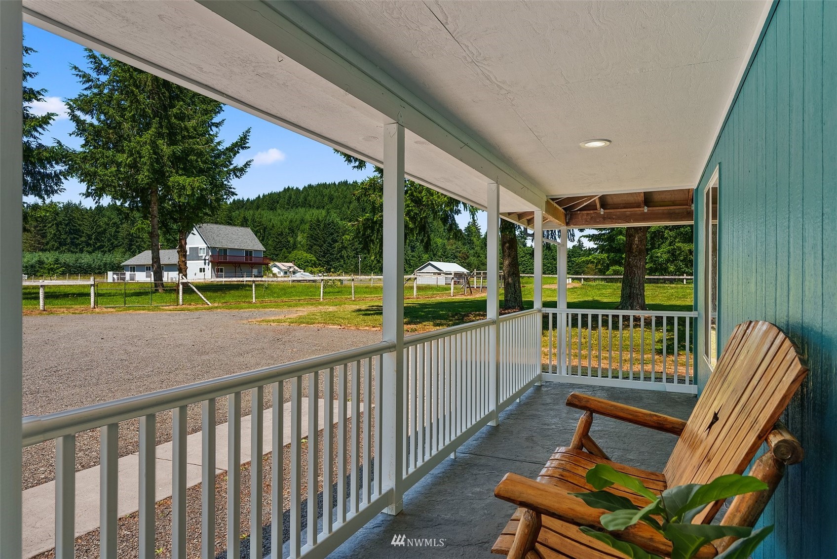 320 Tennessee Road Winlock, WA 98596 - Photo 5 of 40 a view of a two chair in the balcony