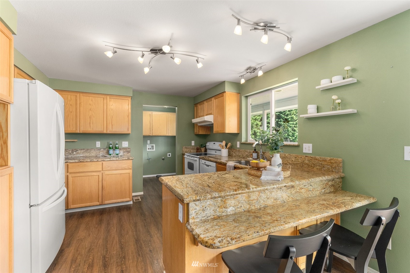 320 Tennessee Road Winlock, WA 98596 - Photo 10 of 40 a kitchen with a table chairs refrigerator and microwave