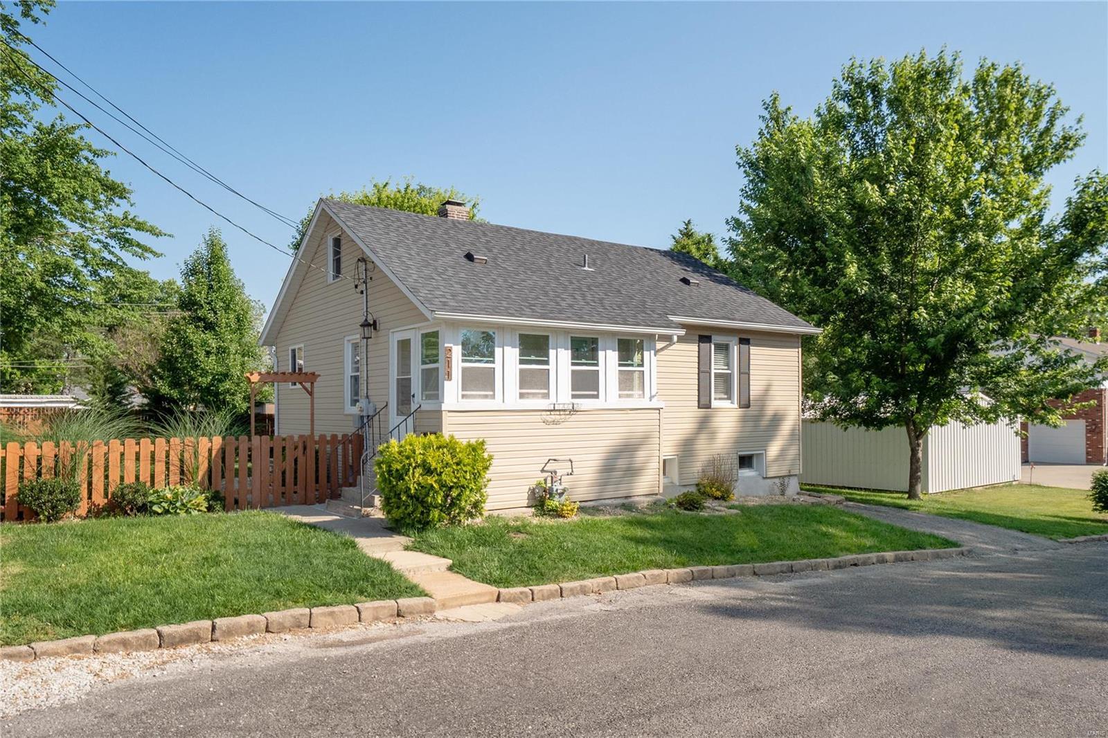 211 East Walnut Street Columbia, IL 62236 - Photo 3 of 32
