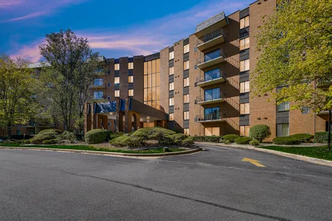 $175,000 | 900 West Sunset Drive, Unit 309, Glenwood, IL 60425