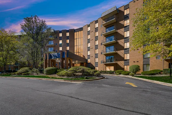 $175,000 | 900 West Sunset Drive, Unit 309, Glenwood, IL 60425