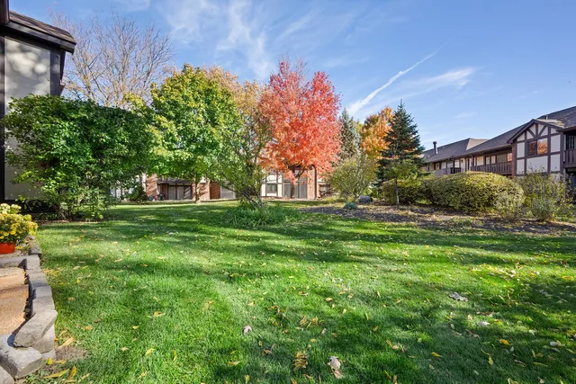 $300,000 | 8239 Mulberry Court, Unit B, Palos Hills, IL 60465