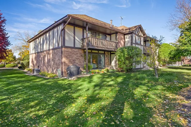$300,000 | 8239 Mulberry Court, Unit B, Palos Hills, IL 60465