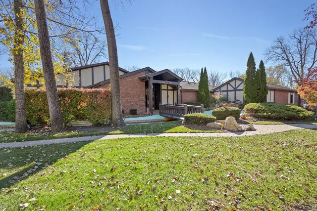 $300,000 | 8239 Mulberry Court, Unit B, Palos Hills, IL 60465