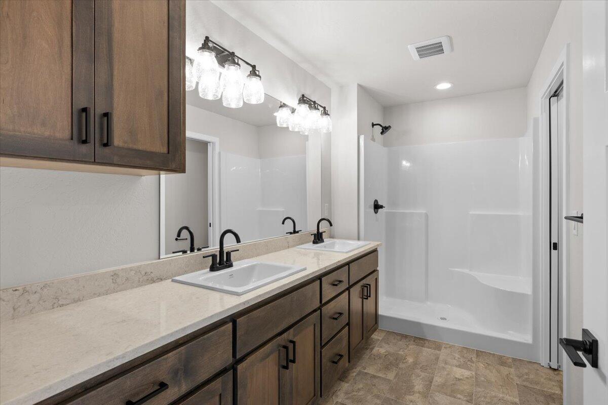 1865 Gabriel Way Medford, OR 97501 - Photo 12 of 28 22-CI_4861