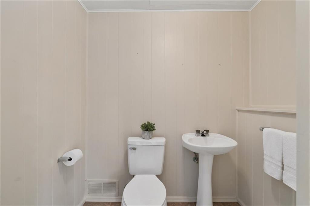 60 Greenleaf Drive Cheswick, PA 15024 - Photo 22 of 29 a bathroom with a sink toilet and a mirror