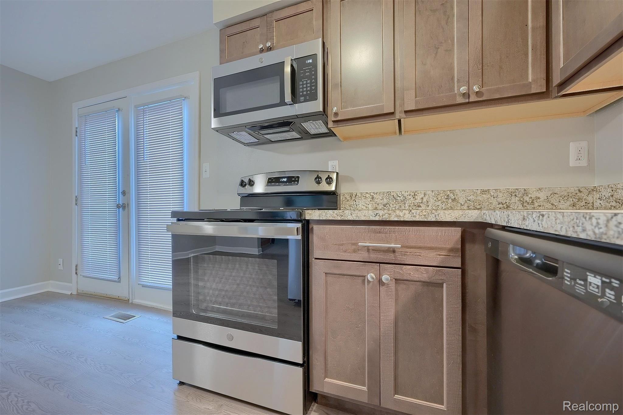 3116 Summers Road Keego Harbor, MI 48320 - Photo 8 of 25 3116 Summers Kitchen 2nd View