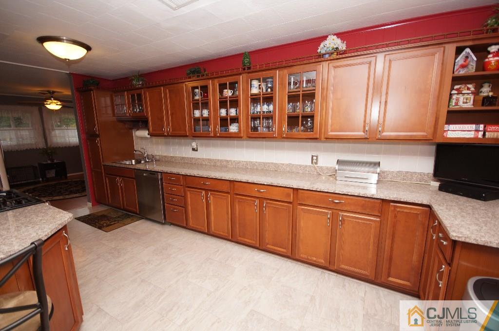 30 Winant Road Kendall Park, NJ 08824 - Photo 3 of 25 Gallery Image 3