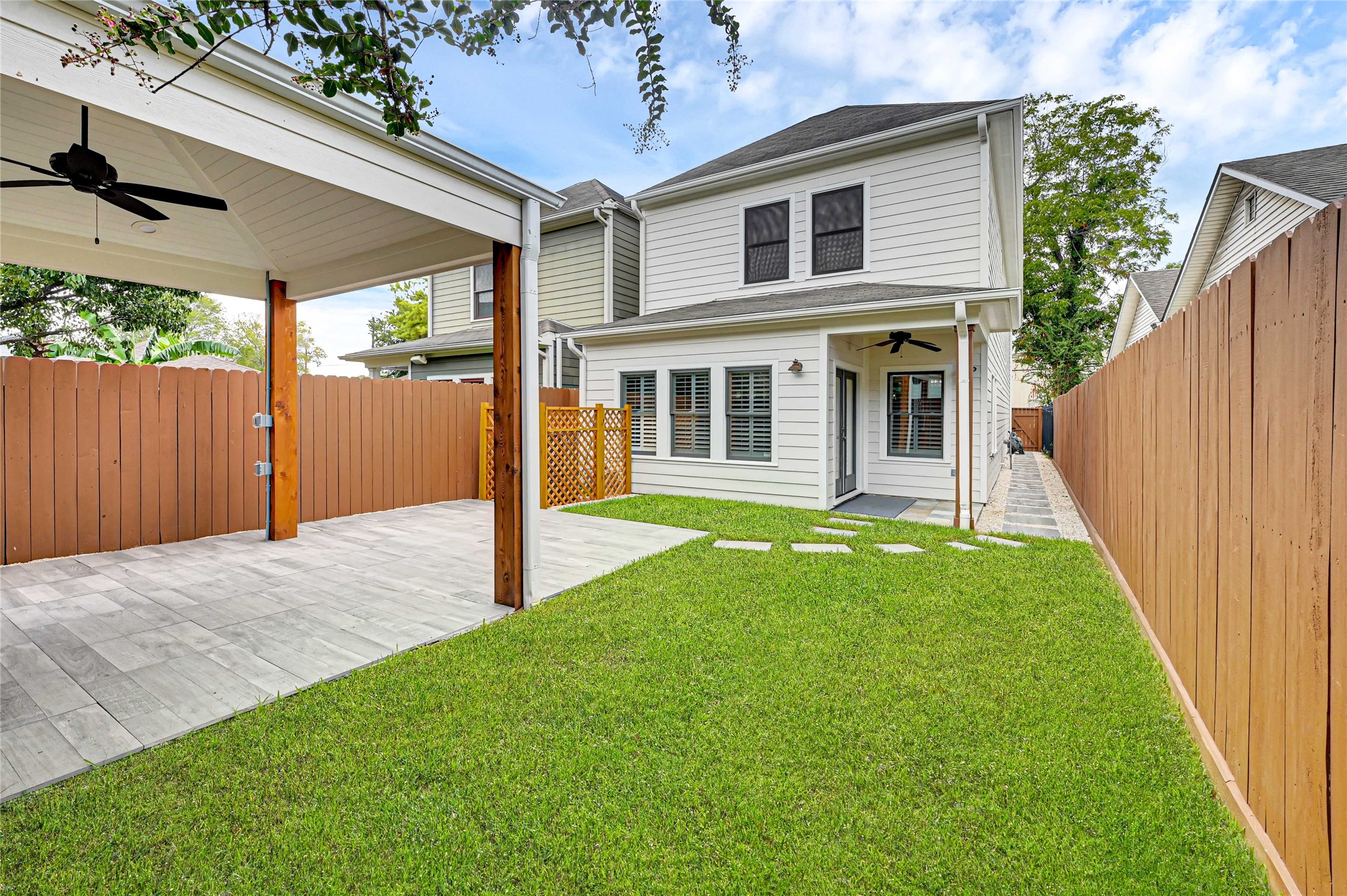 4418 Edsee Street Houston, TX 77009 - Photo 25 of 28 Is outdoor entertaining your 'thing?' Take advantage of this HUGE green space!