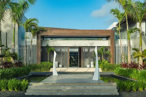 a view of a entrance front of the house