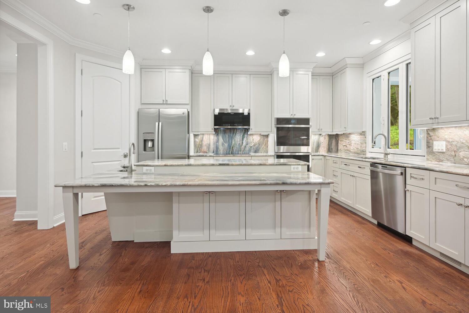 6407 West Halbert Road Bethesda, MD 20817 - Photo 22 of 71 Custom 2-Tiered Island with Tapered Legs