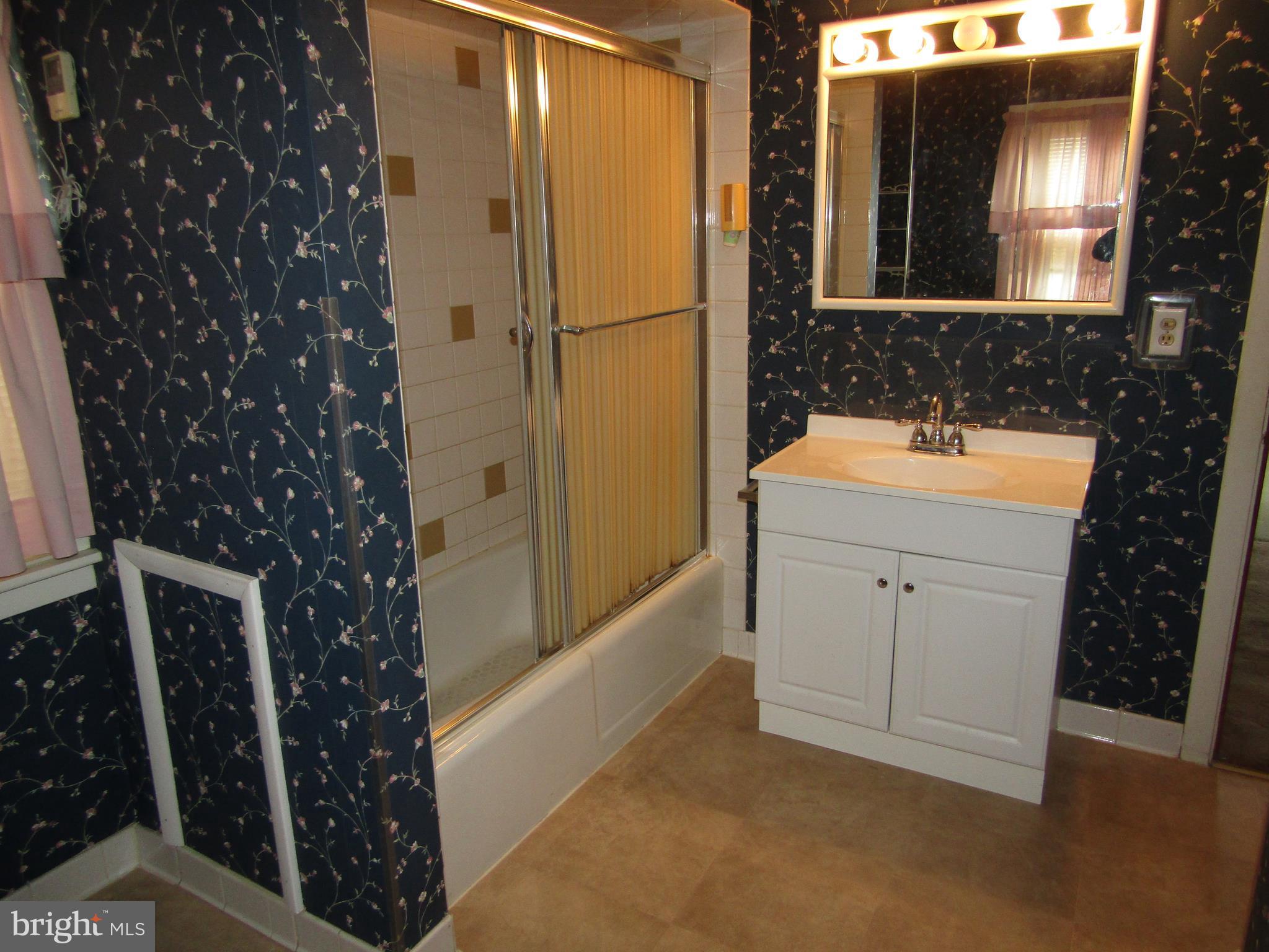 212 Princess Street Hanover, PA 17331 - Photo 27 of 33 2nd Floor Full Bath