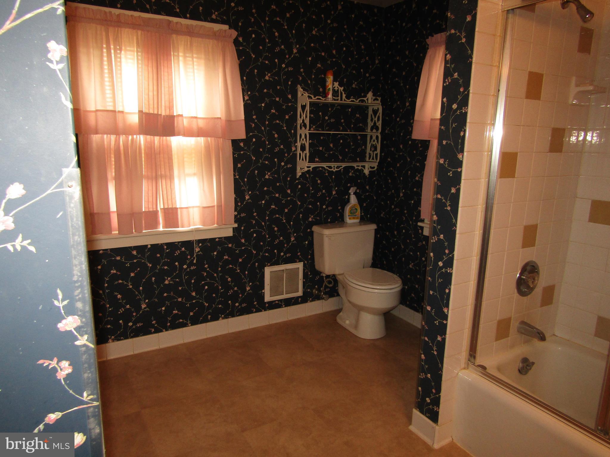 212 Princess Street Hanover, PA 17331 - Photo 28 of 33 2nd Floor Full Bath