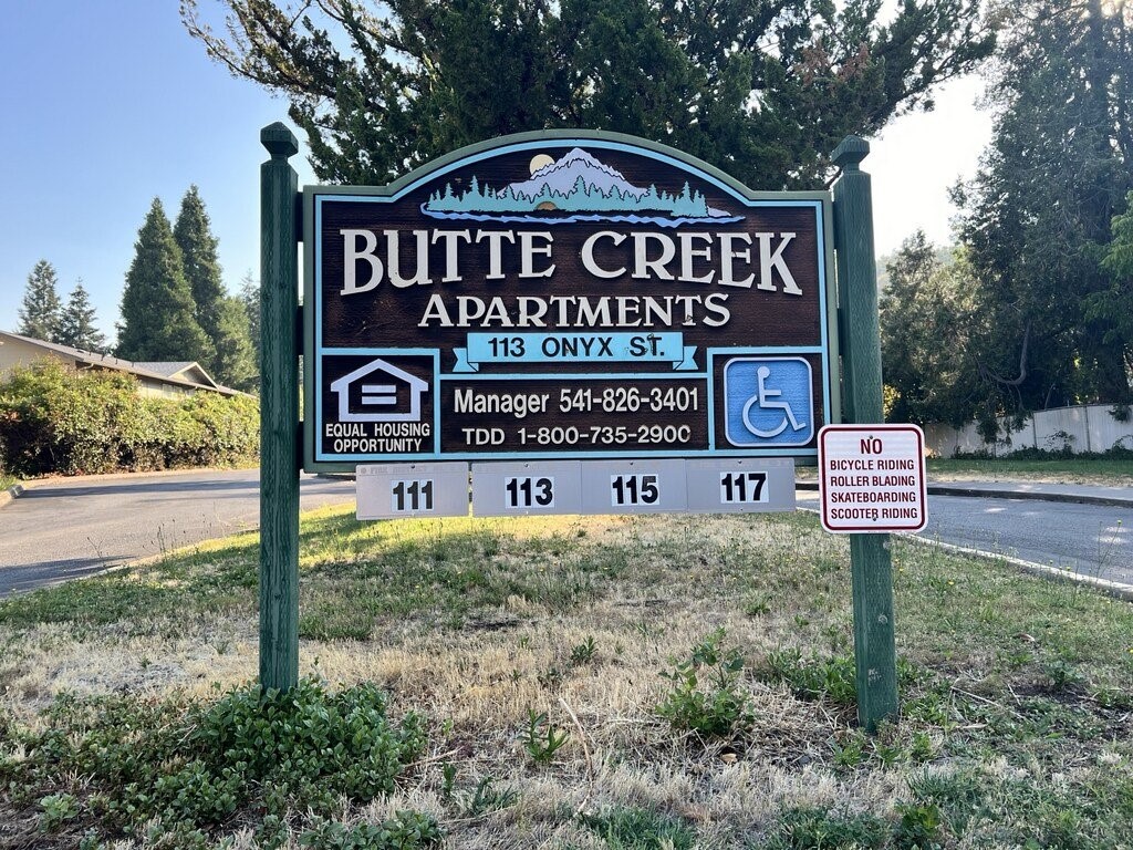 113 Onyx Street Eagle Point, OR 97524 - Photo 2 of 6 a sign board on the side of a road