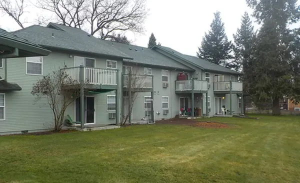 a view of a house with backyard