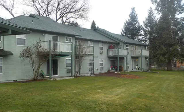 a view of a house with backyard