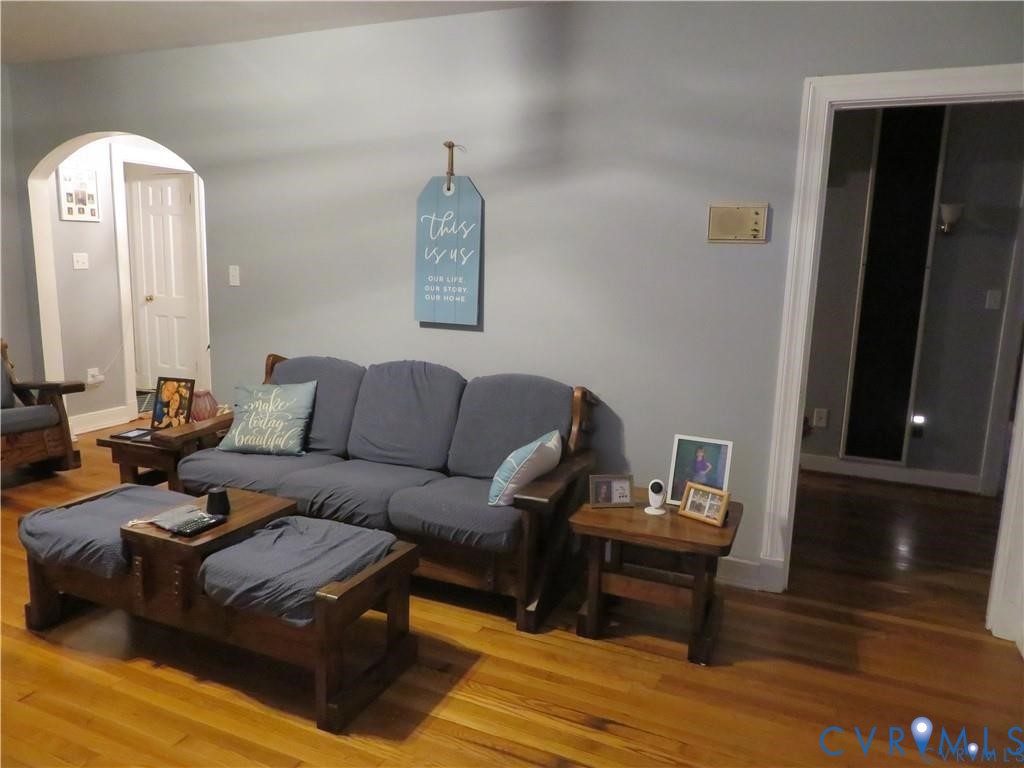 5900 River Road Petersburg, VA 23803 - Photo 32 of 44 a living room with furniture